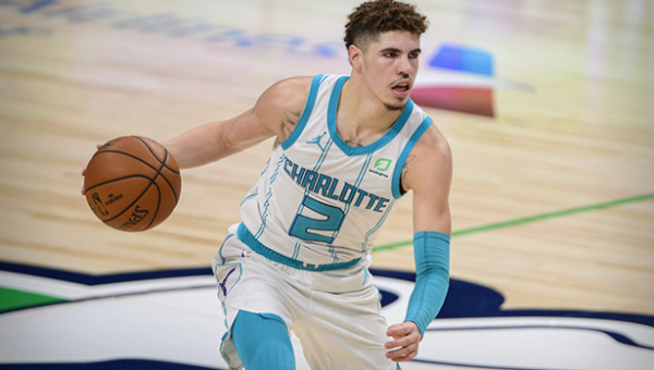 LaMelo Ball derrotó a Lonzo en su primer partido de la NBA