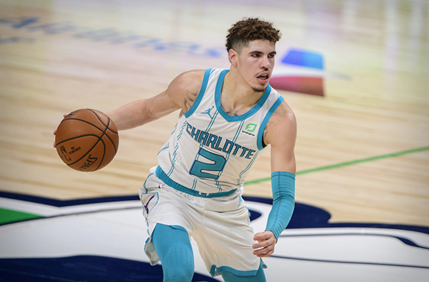 LaMelo Ball derrotó a Lonzo en su primer partido de la NBA